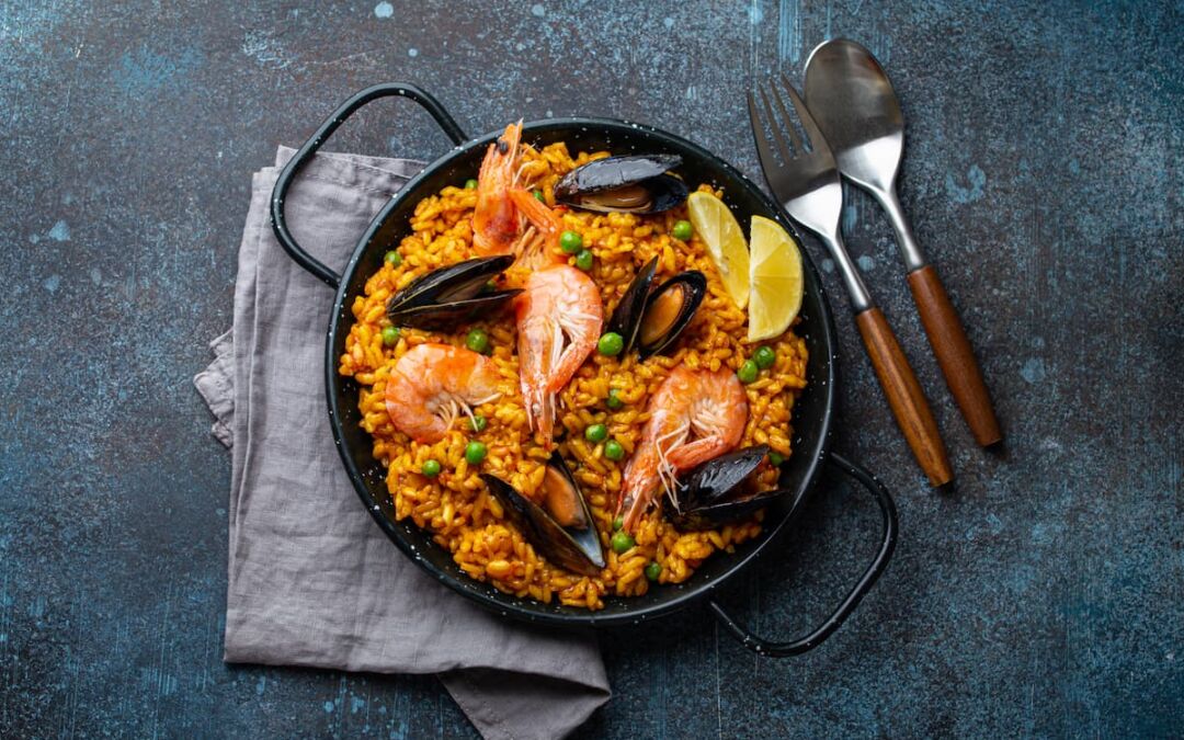 Explorer la Paella : Un Voyage Culinaire à travers la Tradition Espagnole avec des Accords Mets et Vins Exquis